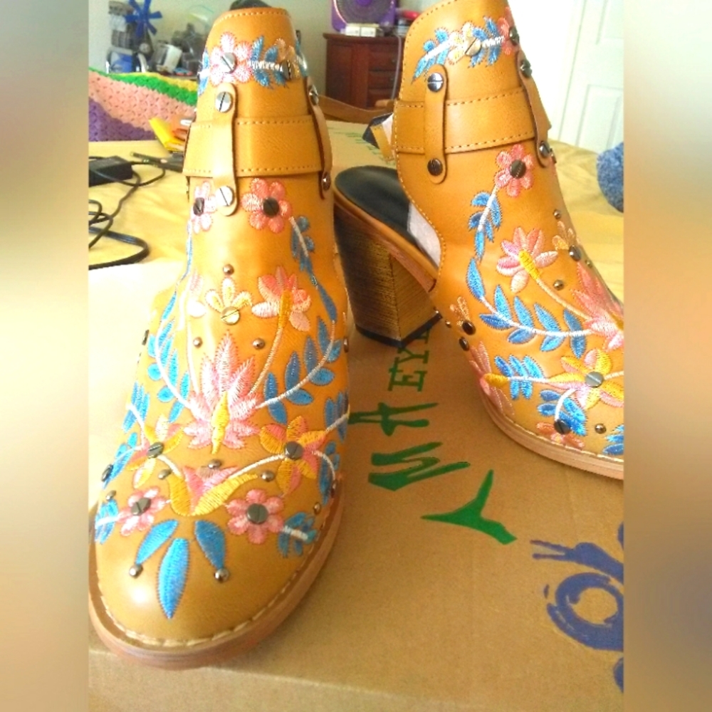 BNWOT EMBROIDERED LEATHER CLOG LIKE HEEL W/ STUDS LADIES SHOES SZ. 8 NO 🔥💯🔥💯
